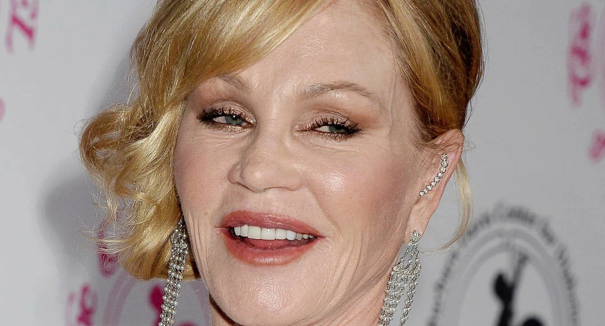 “Adiós a los rellenos: Optando por la belleza natural”: ¿Cómo luce Melanie Griffith a sus 67 años?