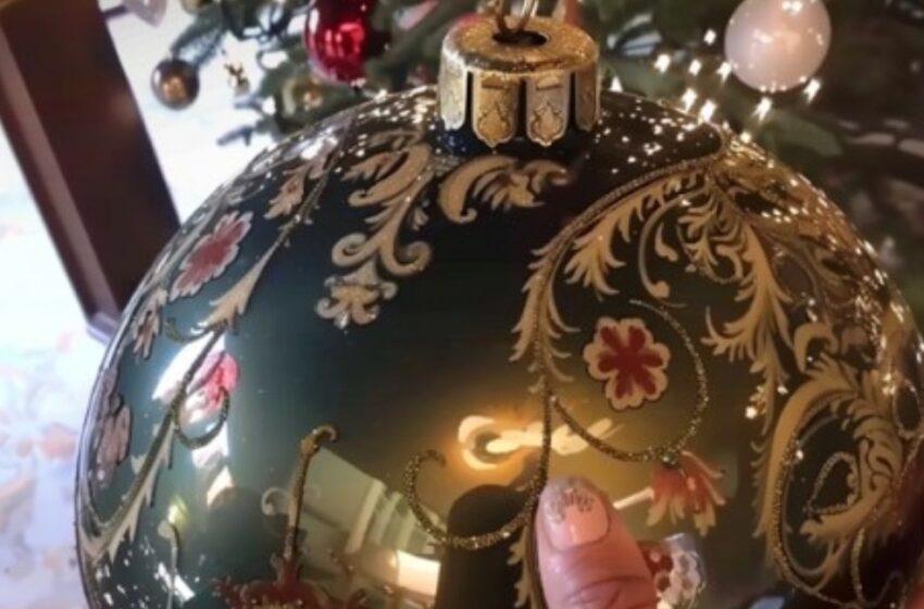  Una mujer compró una bola de Navidad en un mercadillo y encontró una nota extraña en su interior: ¡Detalles de la historia!