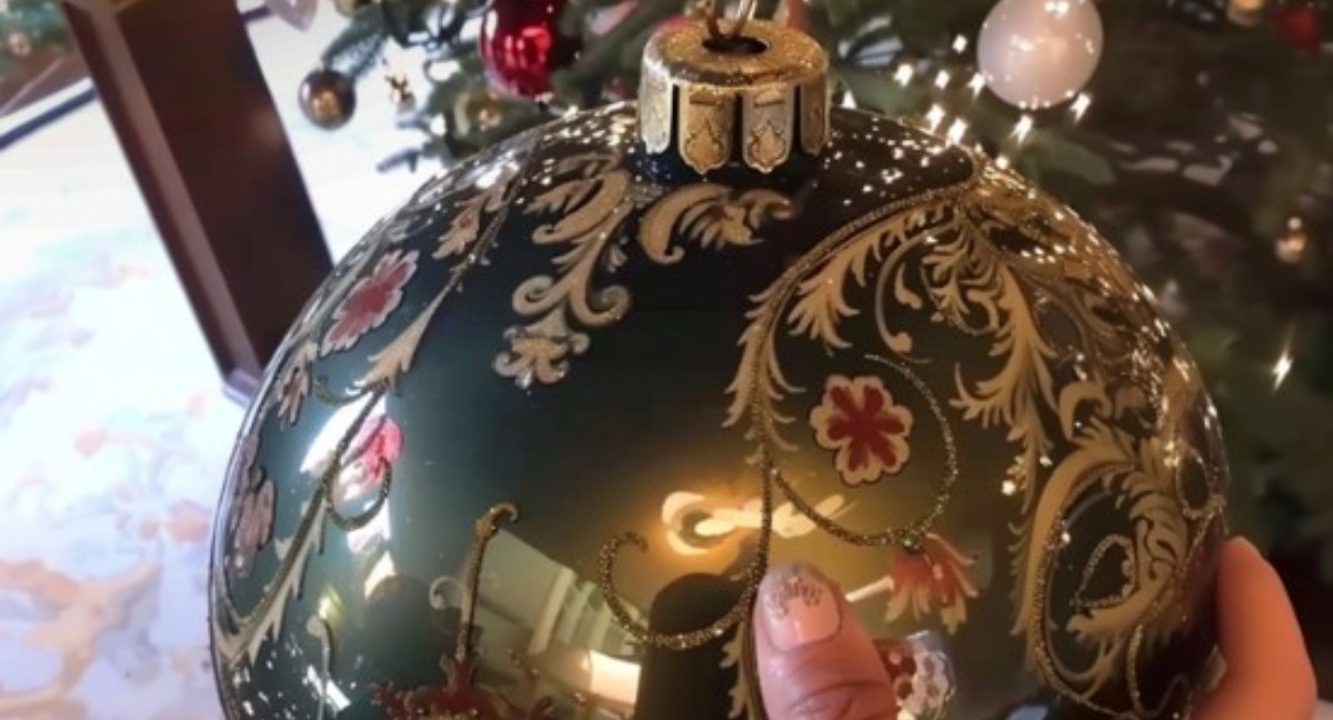 Una mujer compró una bola de Navidad en un mercadillo y encontró una nota extraña en su interior: ¡Detalles de la historia!