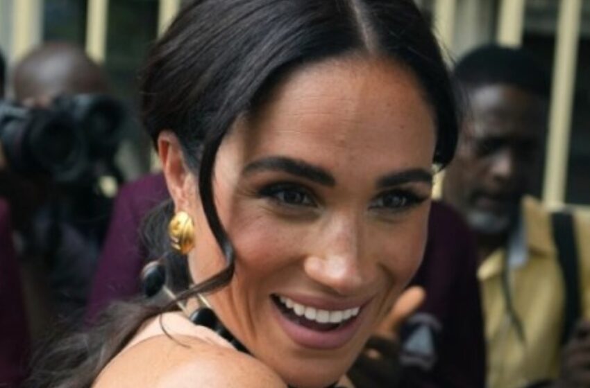  “¡Tan irrespetuoso!” Meghan Markle enfrenta críticas por sus atuendos reveladores durante su visita a África.