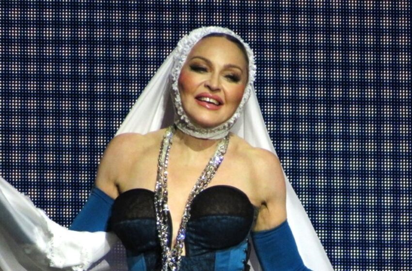  Madonna, a sus 66 años, está a punto de casarse con un hombre de 28 años: ¡Presume su anillo de diamantes brillante!