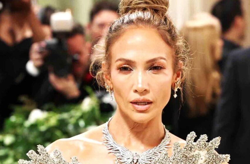  “¡Es una diosa!”: Jennifer Lopez, de 55 años, posó en un bikini de tiras.