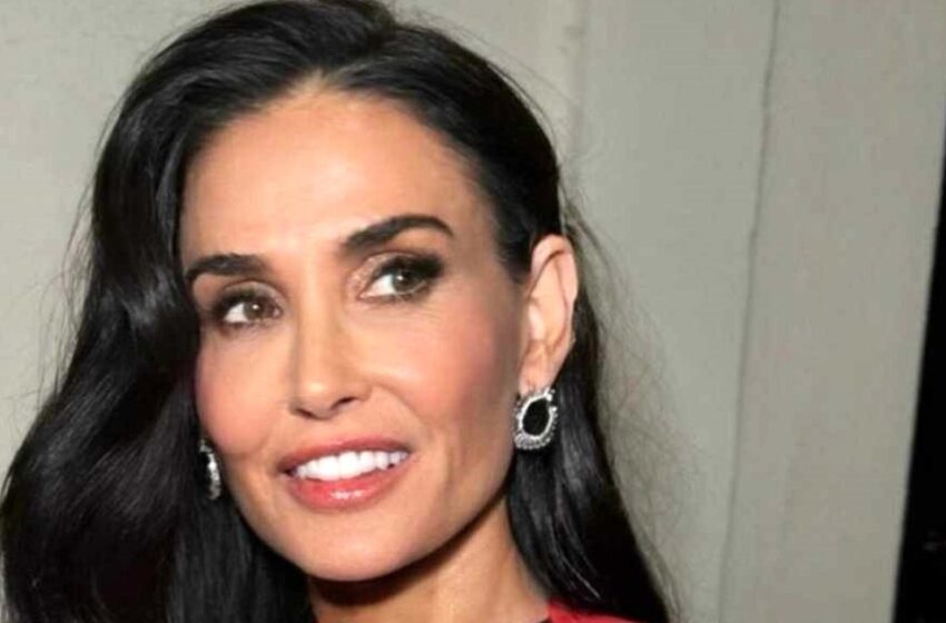  Demi Moore, de 62 años, luce increíble con un mini vestido de lunares y muestra su impresionante sonrisa: ¡Sus fotos!