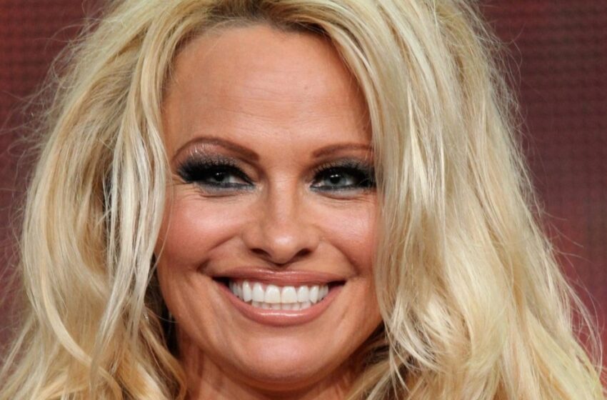  Los fanáticos están sorprendidos por el nuevo look de Pamela Anderson: ¡”No se parece a ella misma” con “nuevo rostro” y flequillo!