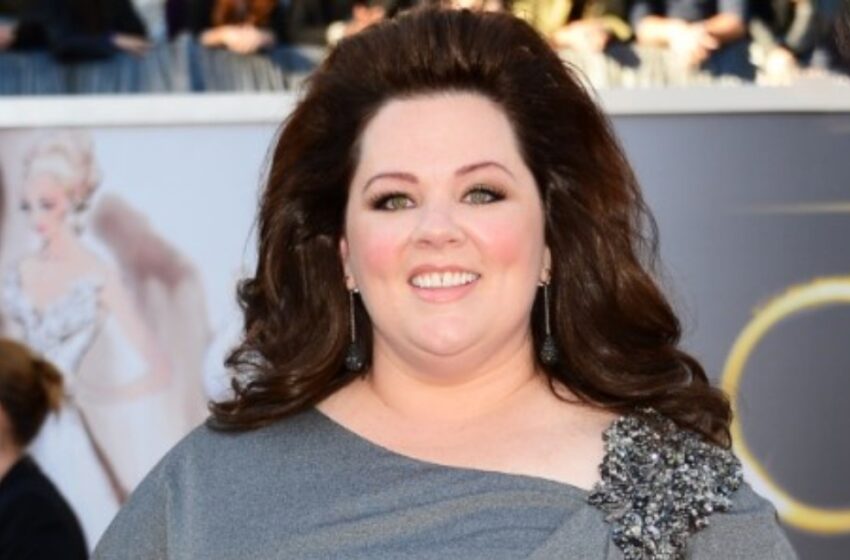  ¡Melissa McCarthy, de 54 años, sorprende a sus fans con su increíble transformación en un traje de pantalón rosa!