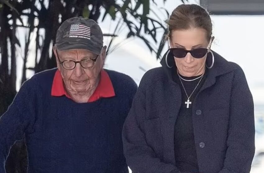  El multimillonario de 93 años, Rupert Murdoch, visto relajándose en vacaciones con su joven esposa: “¡Ella disfruta mientras él duerme la siesta!”