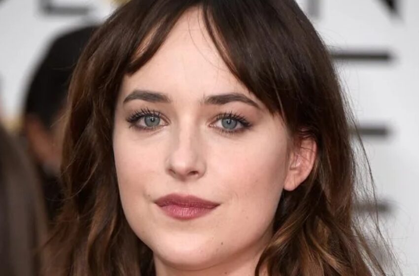  “¿Es esa Dakota?”: ¡Dakota Johnson, de 35 años, deslumbra con su nuevo look junto a su prometido Chris Martin en India!