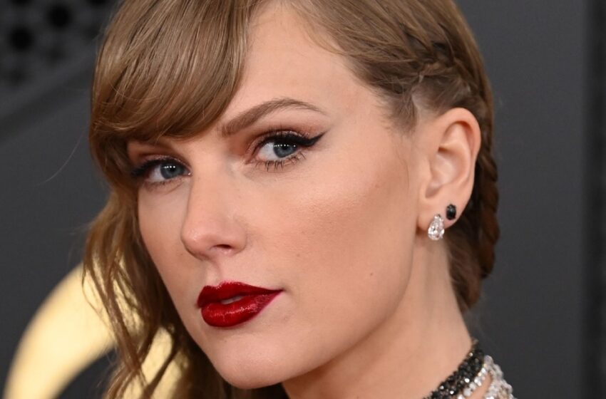  Taylor Swift enciende rumores de embarazo en el juego de playoffs Chiefs-Texans: ¡Mira su look!