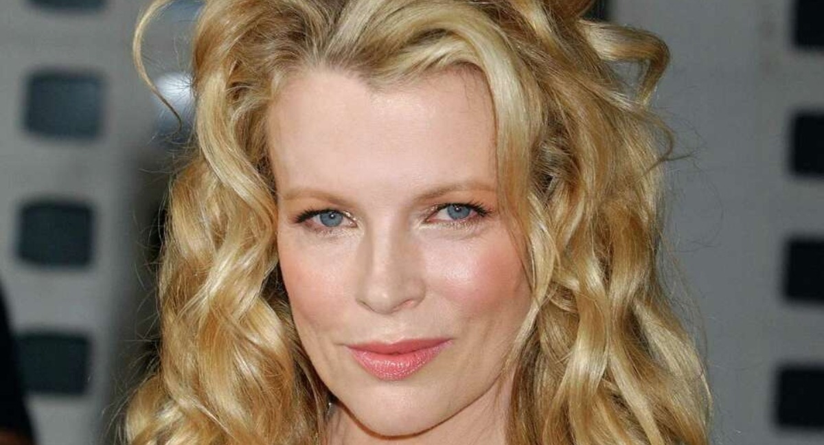 ¡La nieta de Kim Basinger es su viva imagen, con impresionantes ojos azules y una gracia elevada!