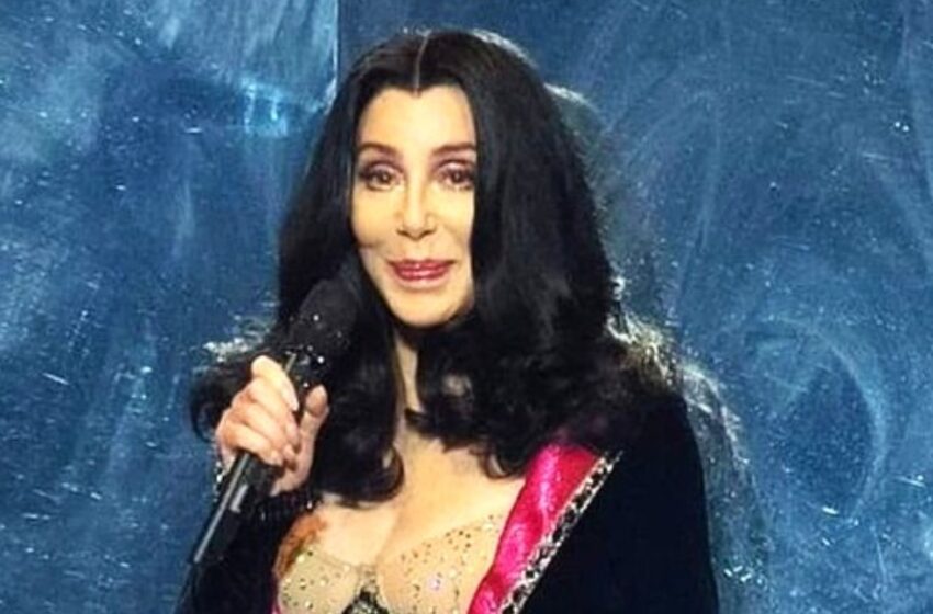¡Cher, de 78 años, irradia amor! Mira cómo apoya a su prometido, 40 años menor.