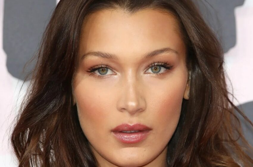  Fuego y Hielo: ¡Bella Hadid Deslumbra en Bikini Rojo y Botas Vaqueras en una Sesión de Fotos Invernal!