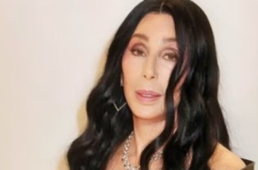  ¡Cher, de 78 años, se quiebra en la alfombra roja: ‘¡Soy vieja para mi prometido de 38 años!