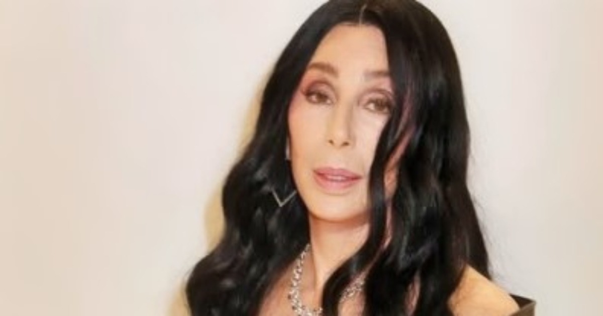 ¡Cher, de 78 años, se quiebra en la alfombra roja: ‘¡Soy vieja para mi prometido de 38 años!