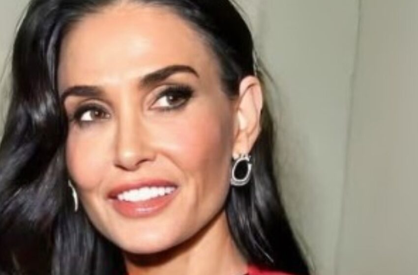  “¡Figura esbelta, cabello largo y vestido corto!”: ¡Los fans asombrados por el impresionante look de Demi Moore a los 62 años!