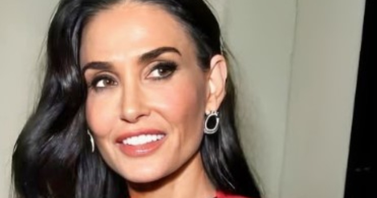 “¡Figura esbelta, cabello largo y vestido corto!”: ¡Los fans asombrados por el impresionante look de Demi Moore a los 62 años!