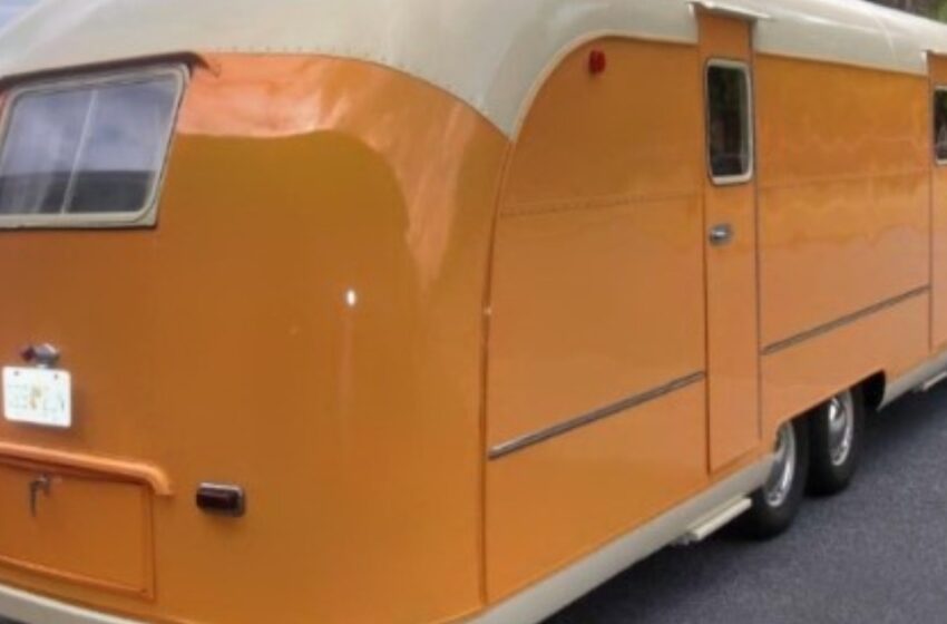 Un hombre encuentra una furgoneta camper de 63 años en el garaje de sus abuelos: ¡fotos asombrosas del interior!