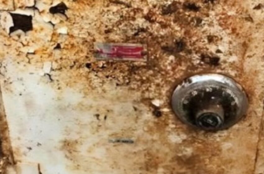 Una pareja encuentra una vieja caja fuerte en su casa y llama a la policía inmediatamente después de ver lo que hay dentro.