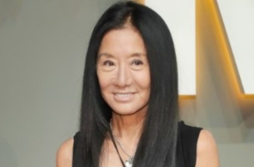 ¡Vera Wang, de 75 años, deslumbró con un vestido sin tirantes y revelador, dejando a los fanáticos sin palabras! ¿Cómo se veía?