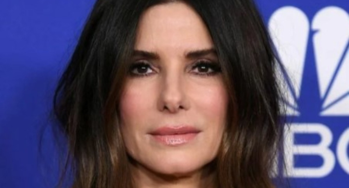 ¿”Demasiado bótox?”: ¡Los fans reaccionan al sorprendente aspecto de Sandra Bullock a los 60!