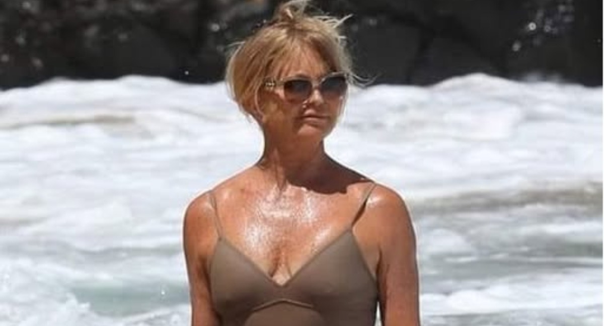 ¡Goldie Hawn, de 78 años, causa revuelo con sus fotos en traje de baño durante sus vacaciones: descubre por qué!