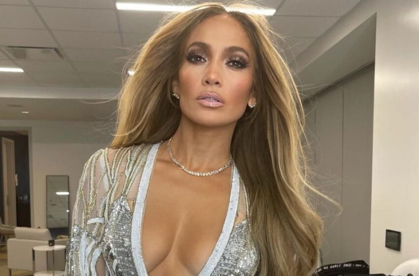 “¡Salió con unos shorts blancos invisibles!”: Jennifer Lopez, de 55 años, deja sin palabras a sus fans con su audaz look.