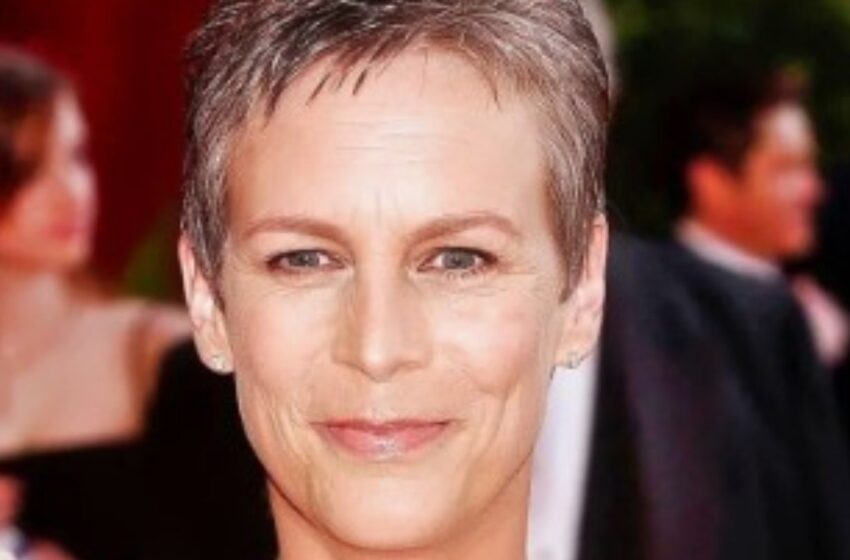 ¡Jamie Lee Curtis deslumbra con un vestido negro de plumas y los fans la comparan con un cuervo!