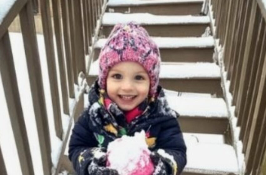  Encontrar a un niño congelándose afuera: ¡Lo que le sucedió a esta pequeña te romperá el corazón!