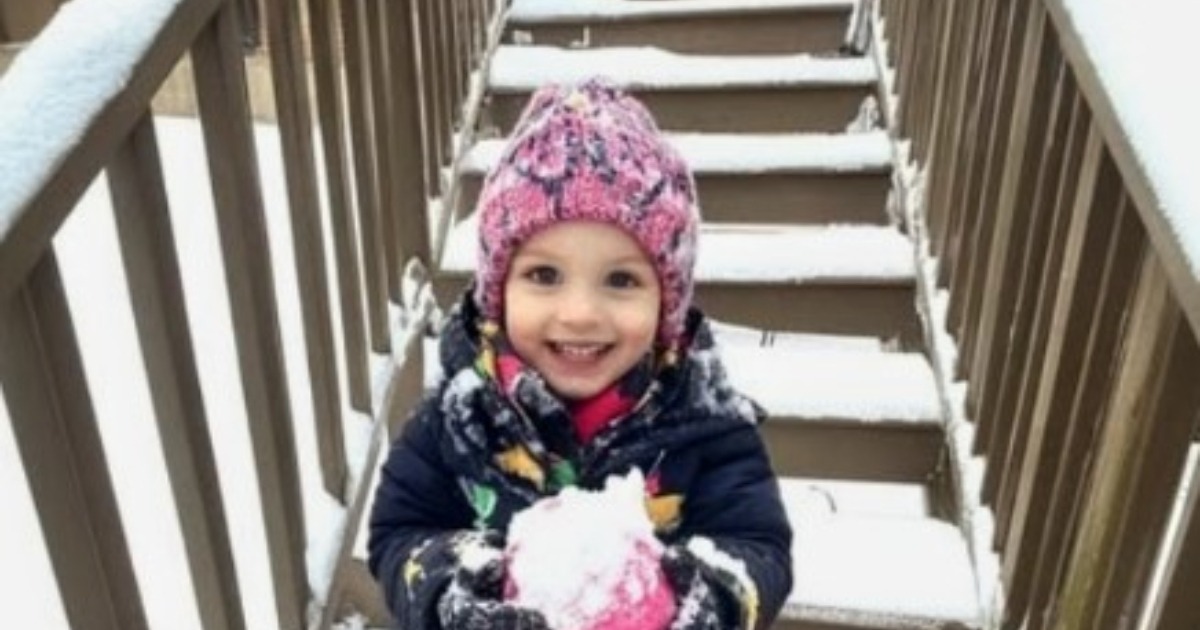 Encontrar a un niño congelándose afuera: ¡Lo que le sucedió a esta pequeña te romperá el corazón!