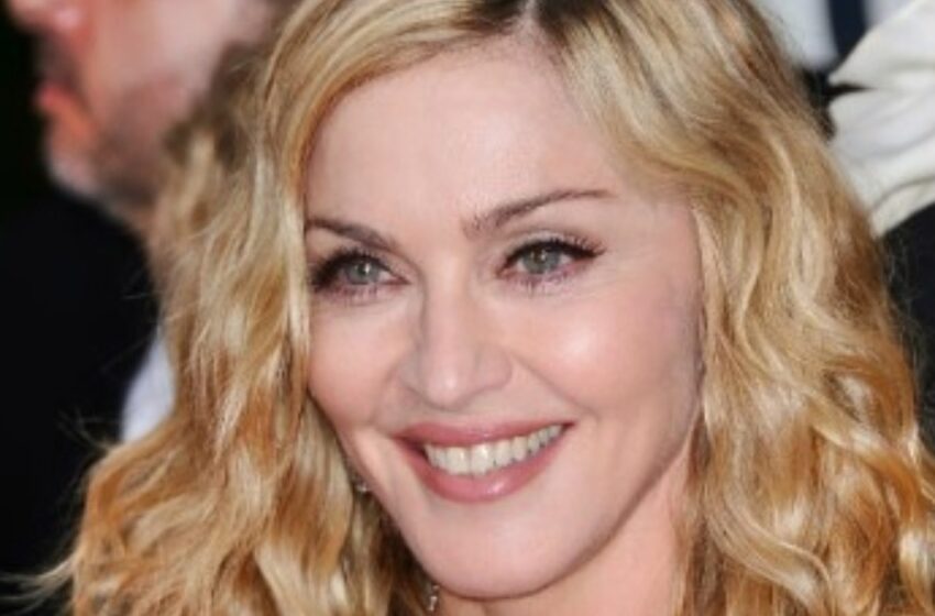  “Estoy siendo castigada por mi edad”: ¡Madonna, de 66 años, fue captada con medias rotas en un cementerio!