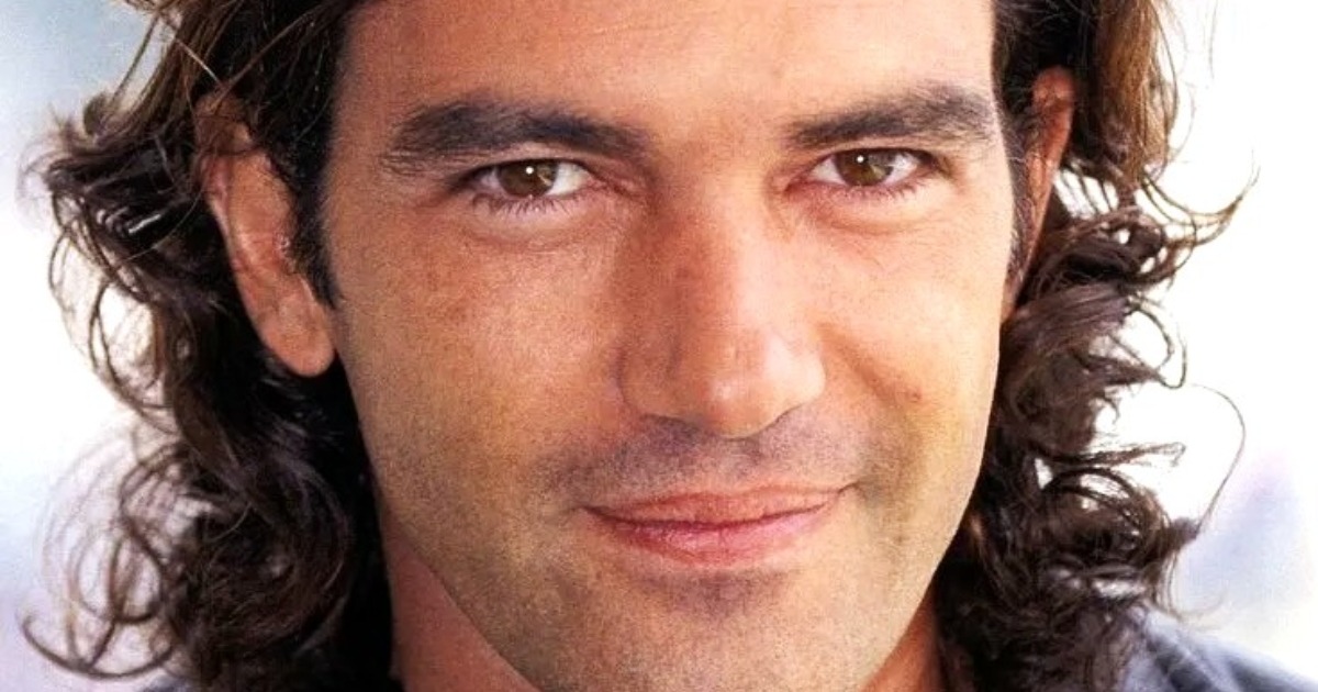 ¡Antonio Banderas, de 64 años, deslumbra junto a su prometida 21 años menor, pero no tiene prisa por pasar por el altar!