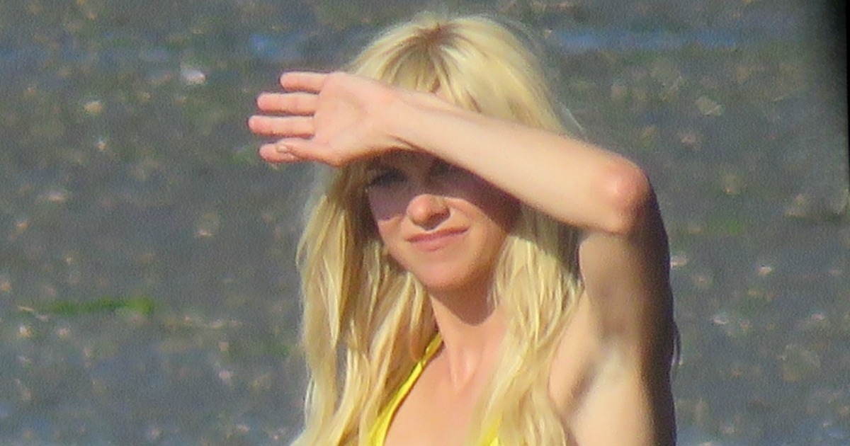 «Tiene 49 años y sigue robándose todas las miradas en la playa»: ¿Puedes adivinar quién es esta exreina de la comedia?