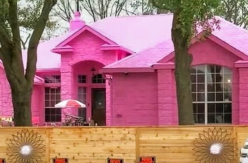 ¡Este hombre pintó toda su casa de color rosa brillante y sus vecinos están furiosos! Descubre la transformación completa.