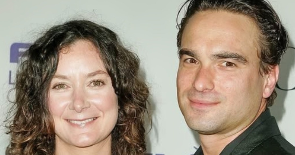 Sara Gilbert Habla Sobre Salir del Armario Frente a Johnny Galecki en ‘Roseanne’: ¡Cómo Él La Ha Apoyado Desde Entonces!