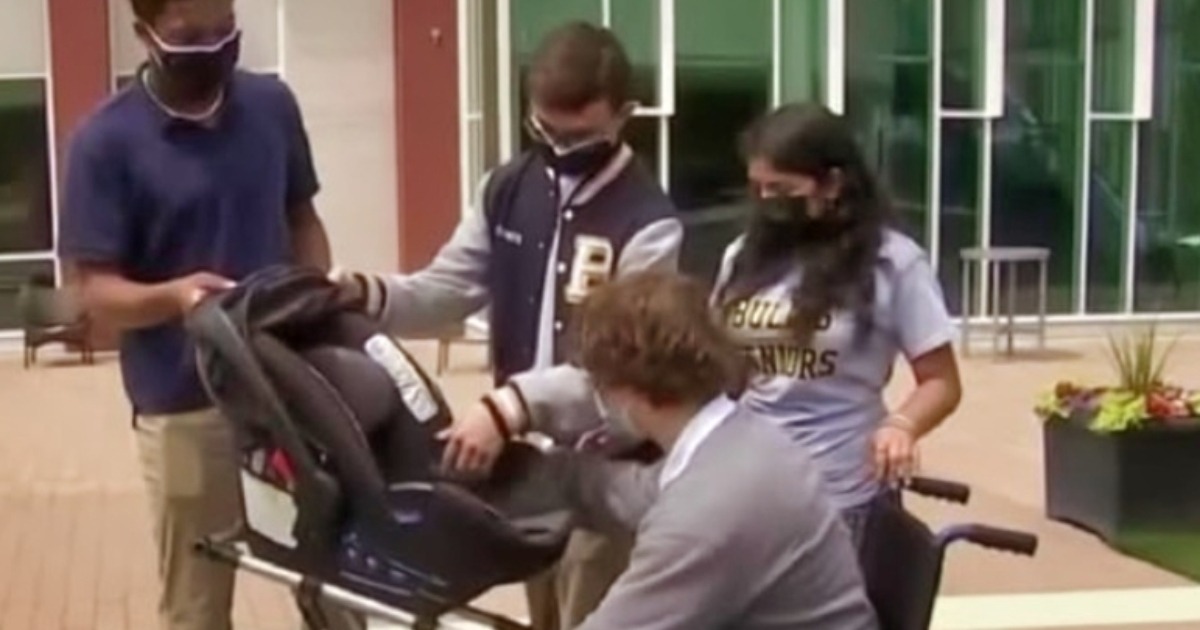 Estudiantes diseñan un cochecito especial adaptable a silla de ruedas para que un papá con discapacidad pueda pasear con su hijo: ¡momentos que conmueven!