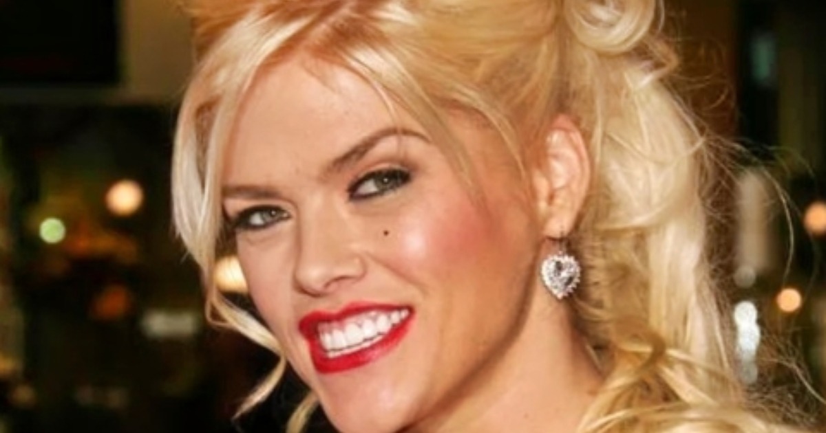 ¡Es igualita a su madre! La hija de Anna Nicole Smith, de 18 años, impacta con un vestido icónico que la hace lucir como su doble.