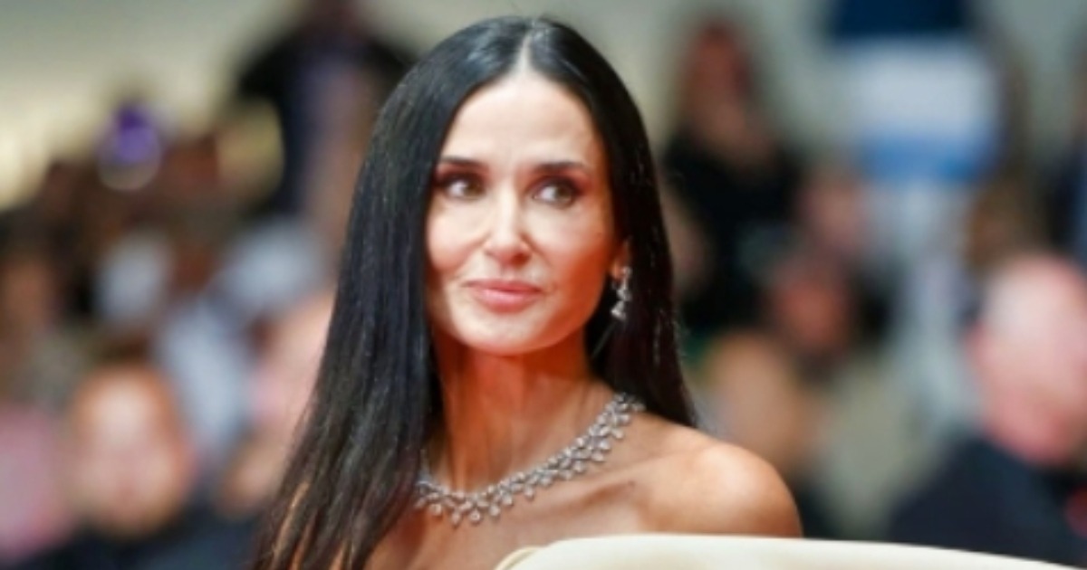 Demi Moore, de 61 años, deslumbró con un audaz vestido, ¡pero su cabello extremadamente largo ha dejado a todos hablando! ¿Cómo se ve?