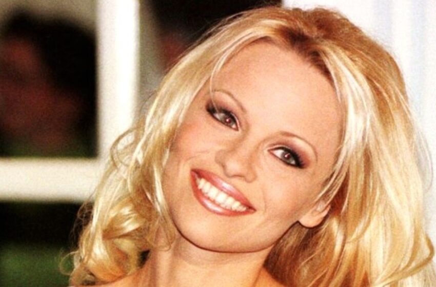 “De Bombón a Cara Lavada”: El Nuevo Estilo de Pamela Anderson Desata un Feroz Debate – ¡Parece una Mujer Mayor!