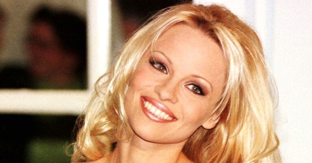 “De Bombón a Cara Lavada”: El Nuevo Estilo de Pamela Anderson Desata un Feroz Debate – ¡Parece una Mujer Mayor!