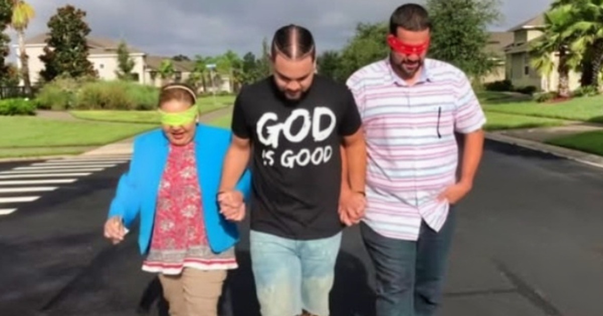 ¡Hijo sorprende a sus padres con una casa propia después de años de sacrificio y arduo trabajo! Mira el emotivo momento de la revelación.