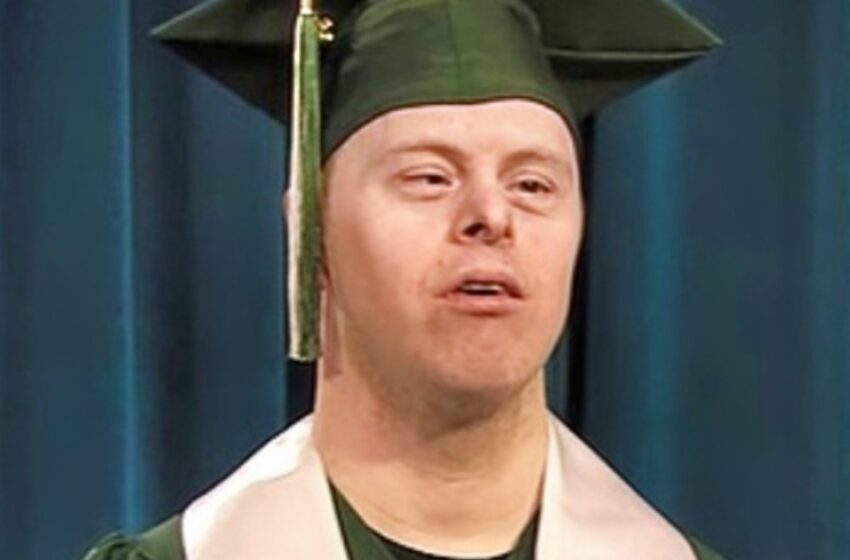 Hombre con síndrome de Down hace historia al ser el primero en graduarse de su universidad: ¡El inspirador momento!