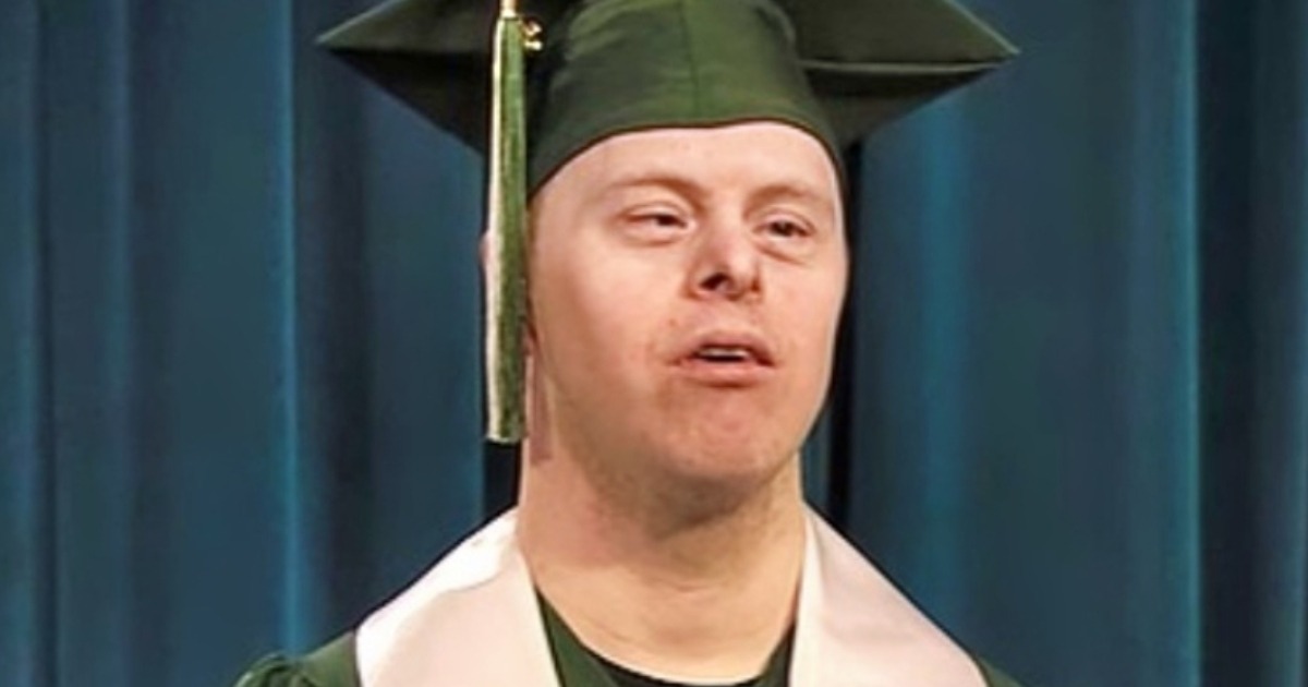 Hombre con síndrome de Down hace historia al ser el primero en graduarse de su universidad: ¡El inspirador momento!