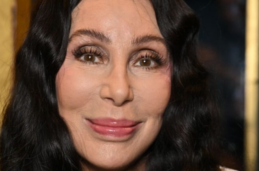  ¡Cher, de 78 años, deslumbra con un body transparente y un look de cuero!: ¡Los fans dicen que nunca han visto a alguien de su edad lucir tan bien!