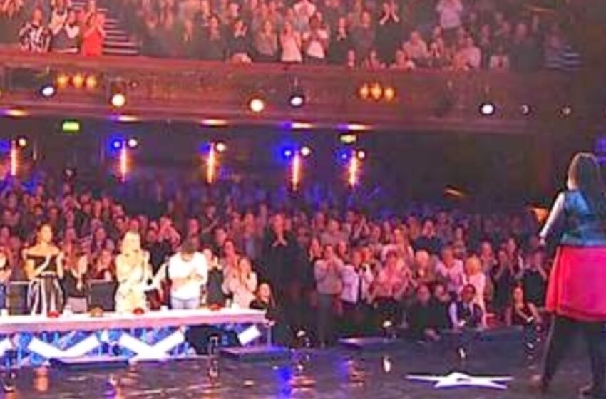  El juez pone los ojos en blanco ante la elección de canción de la joven… ¡pero su poderosa interpretación pone de pie a toda la audiencia!