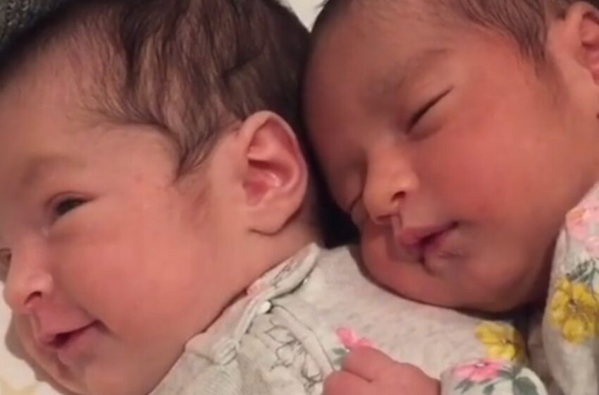 ¡Dos hermanitas gemelas comparten un tierno momento que demuestra su vínculo inquebrantable!