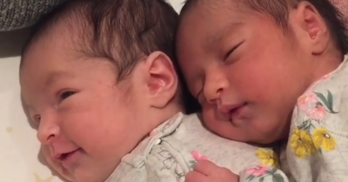 ¡Dos hermanitas gemelas comparten un tierno momento que demuestra su vínculo inquebrantable!