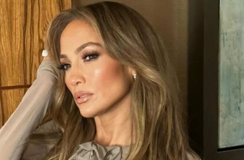 ¡J.Lo brilla con fuerza a sus 55 años y los críticos no pueden soportar su audaz nuevo look! ¿Cómo luce ahora?