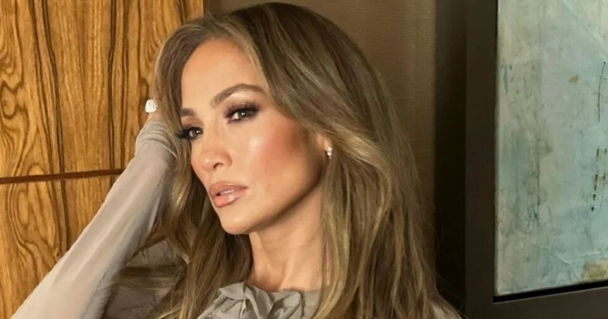 ¡J.Lo brilla con fuerza a sus 55 años y los críticos no pueden soportar su audaz nuevo look! ¿Cómo luce ahora?
