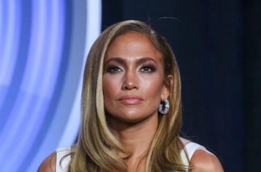  ¡Con 55 años y sigue robando miradas!: La foto en bikini de Jennifer Lopez desata revuelo y críticas.