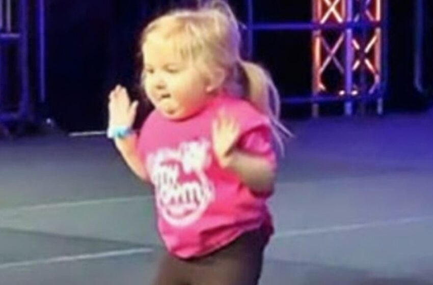  ¡Una niña pequeña salta al escenario y se roba el espectáculo al instante, sacando sonrisas a todos los presentes!