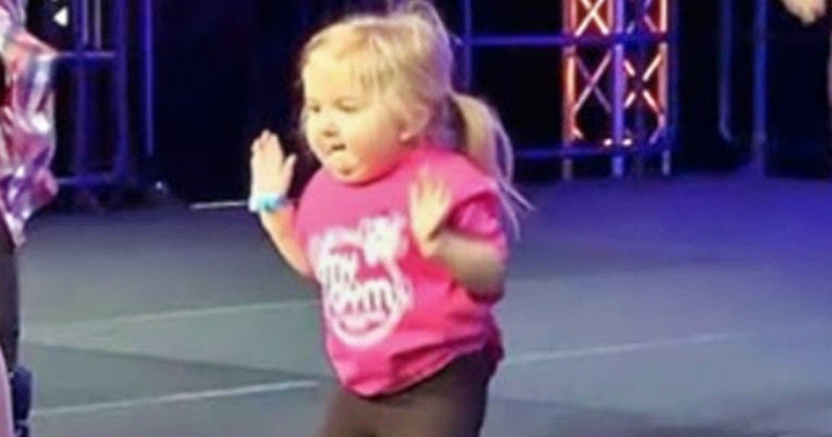 ¡Una niña pequeña salta al escenario y se roba el espectáculo al instante, sacando sonrisas a todos los presentes!